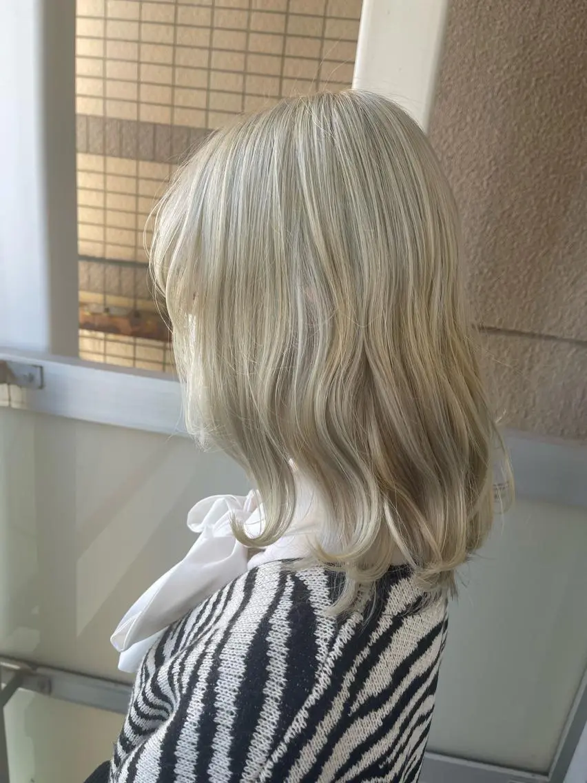 セミロング カラー カット ヘアカラー トリートメント 岩谷/ブリーチ 🪽透明感カラーのヘアスタイル