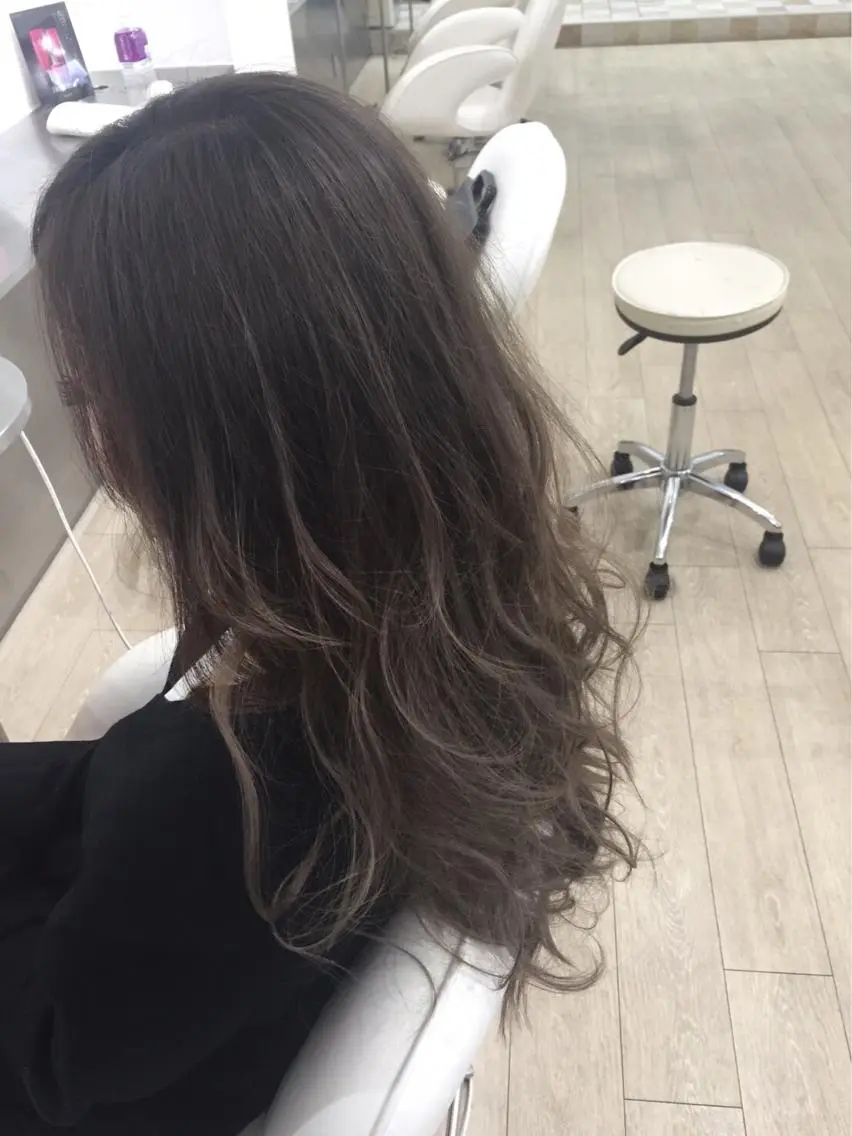 セミロング カラー レイヤーカット 西村あきやのヘアスタイル