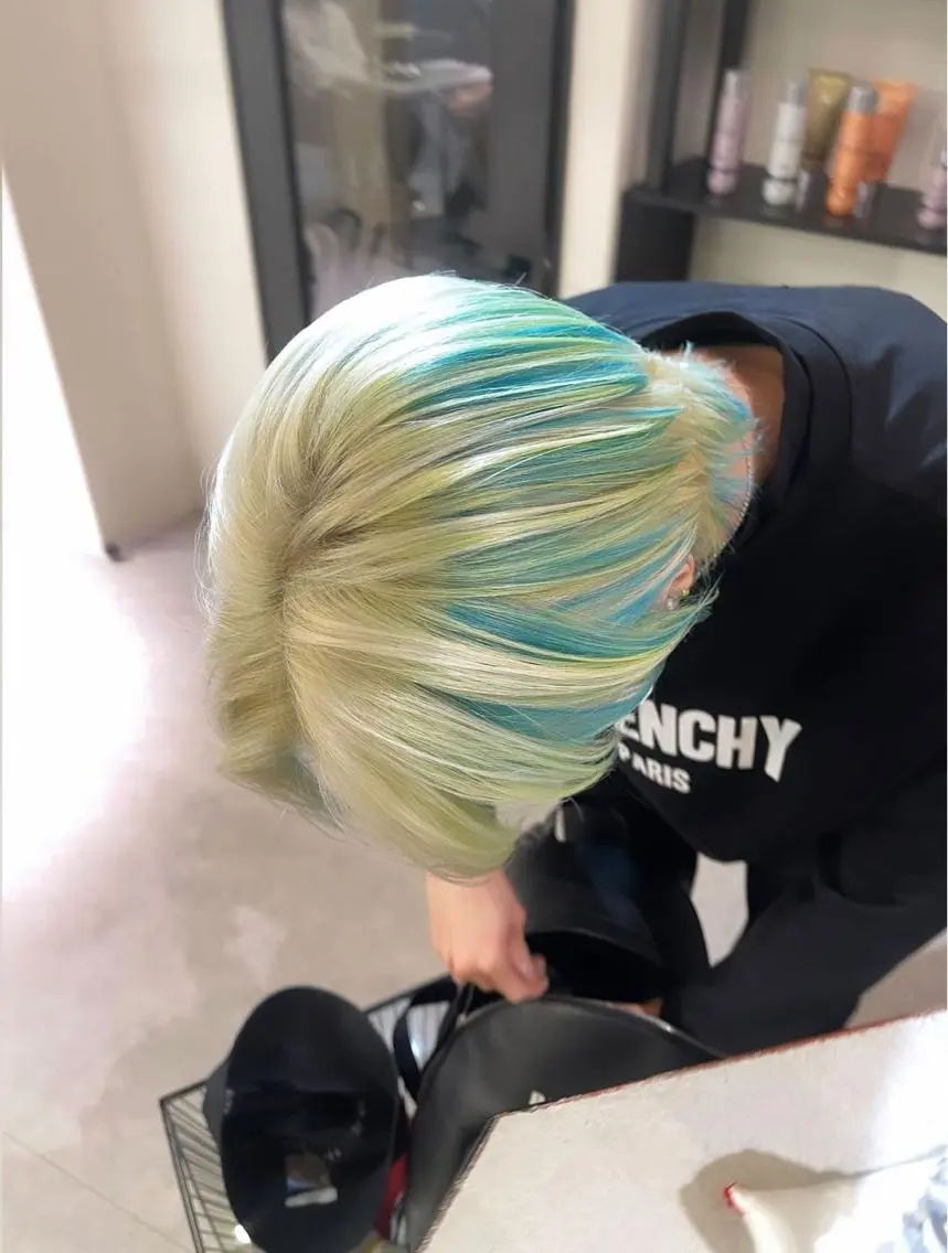 ミディアム カラー メンズ センターパート ブロンド ミント ミントグリーン ブリーチ特化 ハイトーンRYOYAのヘアスタイル