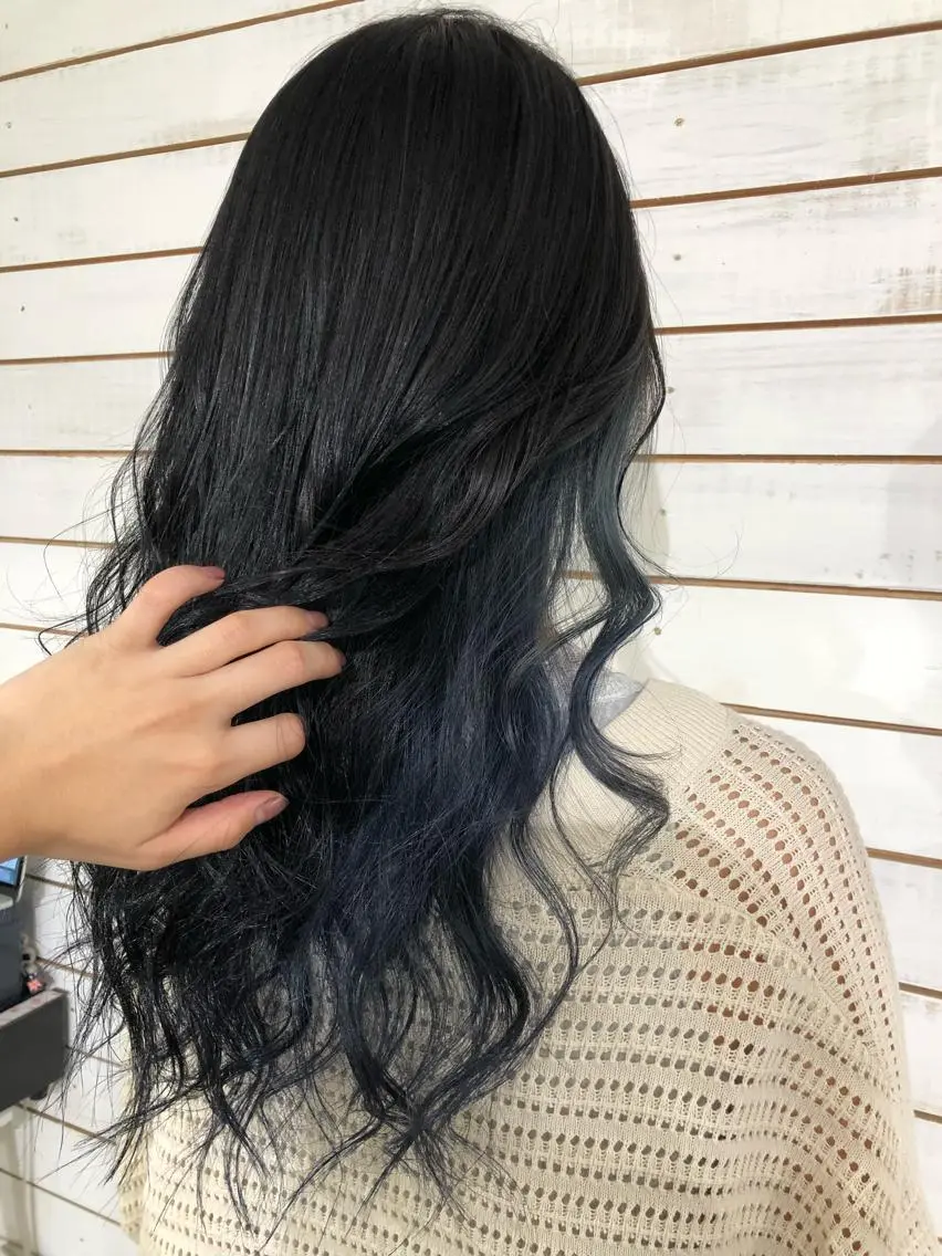 ミディアム カラー ネイル ブルーカラー インナーカラー ネイビーカラー ブルー ネイビー ヘアカラー 🦋美髪/エクステ 🦋アベイクミのヘアスタイル