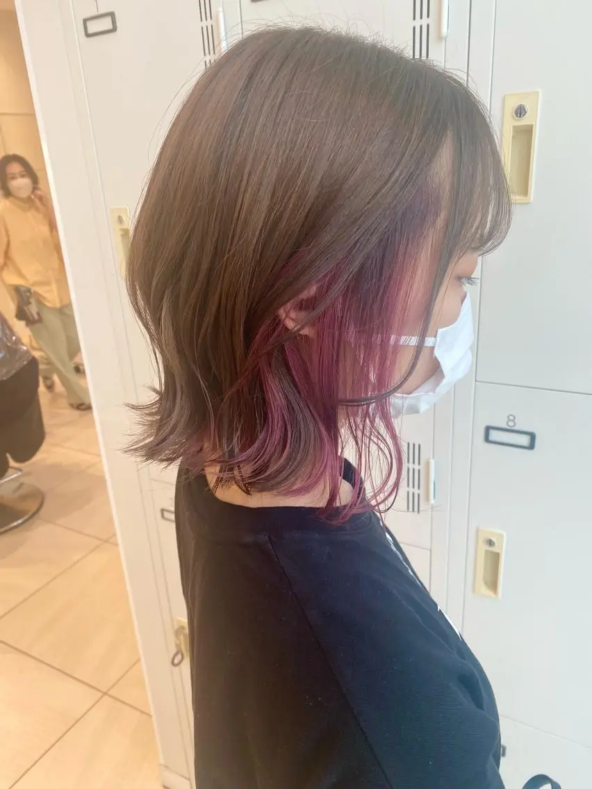 ミディアム カラー ブリーチ カシス イヤリングカラー ピンクカラー カット ヘアカラー エクステ/ハイトーン /インナー礒野朱里のヘアスタイル