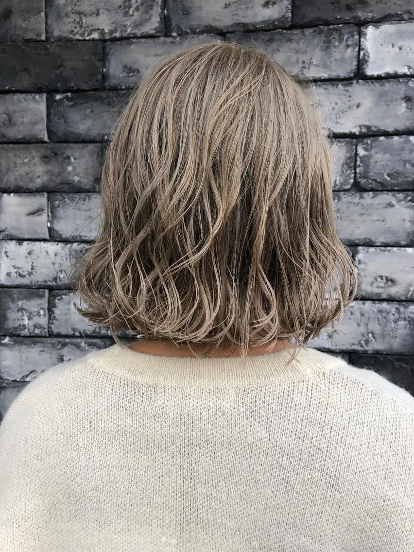 カラー シルバー 360°キレイな ショートカットのヘアスタイル