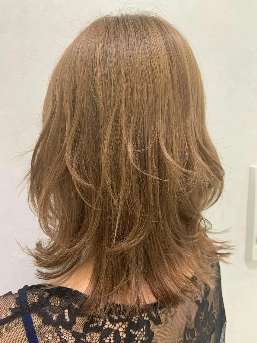 ミディアム カラー パーマ ヘアアレンジ ハイトーンカラー ハイレイヤー レイヤーカット ハイトーンカラー🤍 山下 優華のヘアスタイル