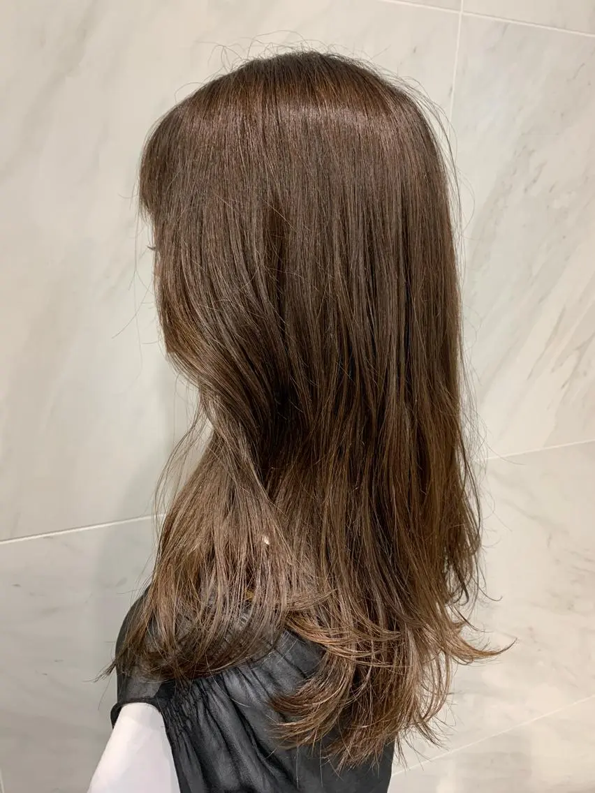 セミロング カラー 透明感カラー グレージュ チバ タクミのヘアスタイル