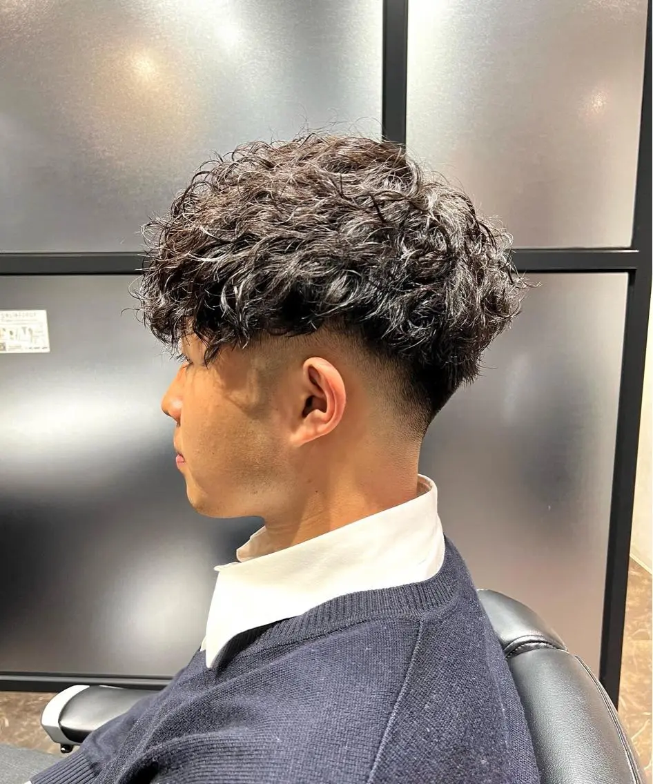 ショート パーマ メンズ フェードカット メンズパーマ メンズショート スキンフェード スペインカール 北千住理容室バーバー 小堀悠作のヘアスタイル