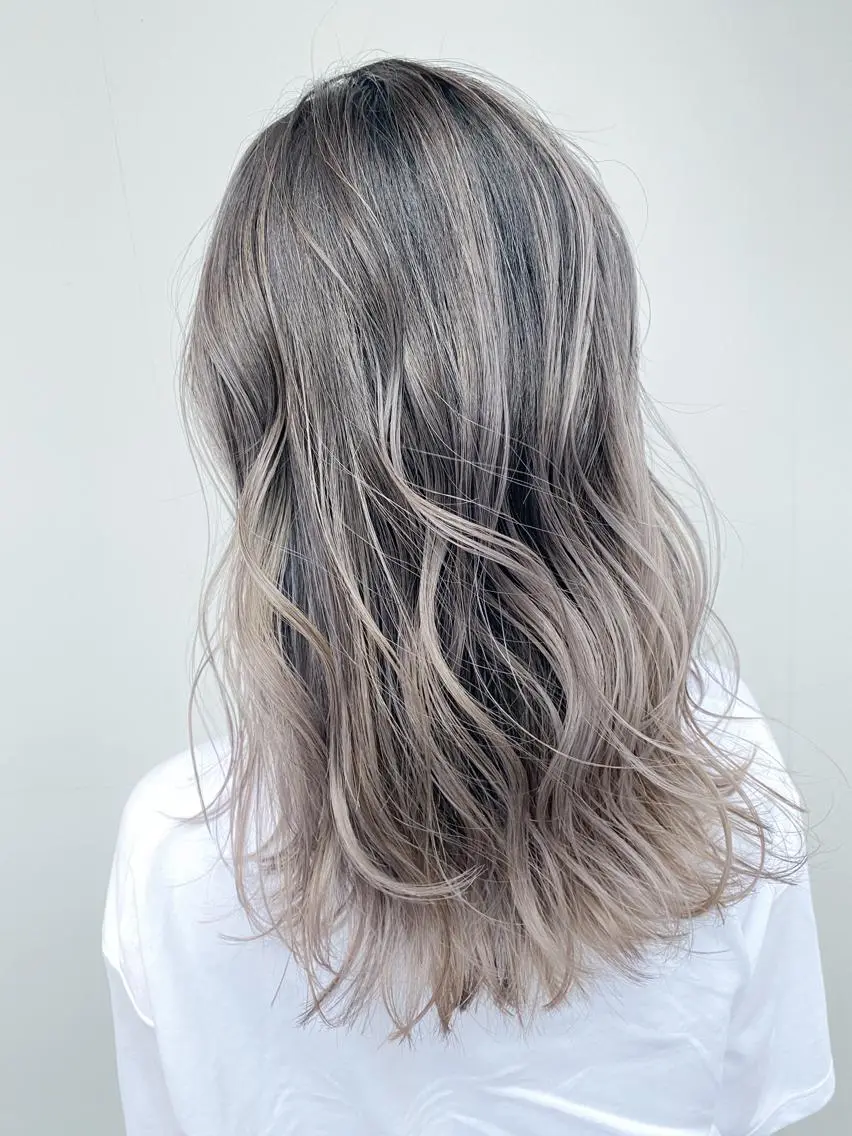 セミロング カラー ヘアアレンジ アディクシーカラー アッシュ バレイヤージュ ブリーチ ケアブリーチ ヘアカラー ✨ハイクオリティ✨ 山本香也のヘアスタイル