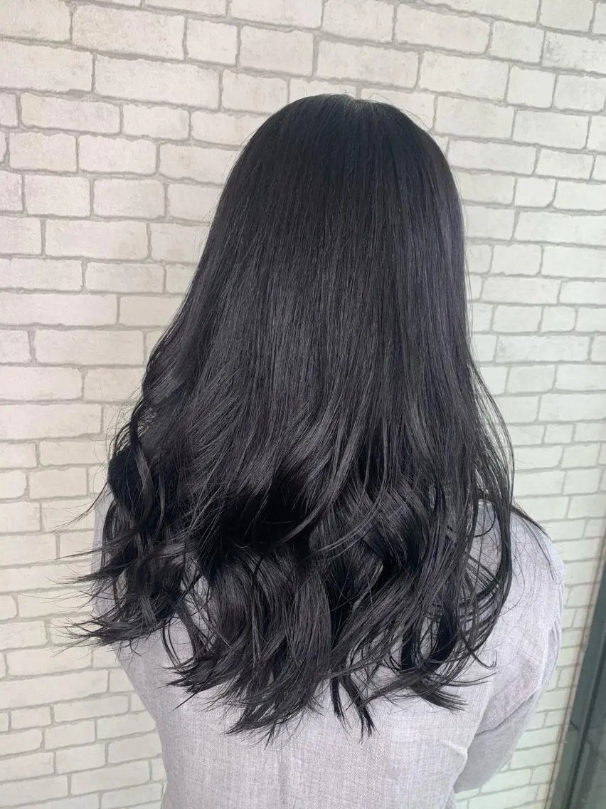 ミディアム カラー アートディレクター 尾内 友美のヘアスタイル