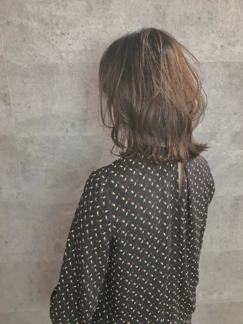 ミディアム カラー ベージュカラー レイヤーカット 外ハネヘア カット ヘアカラー トリートメント ヘアセット Rico OFFICIALのヘアスタイル