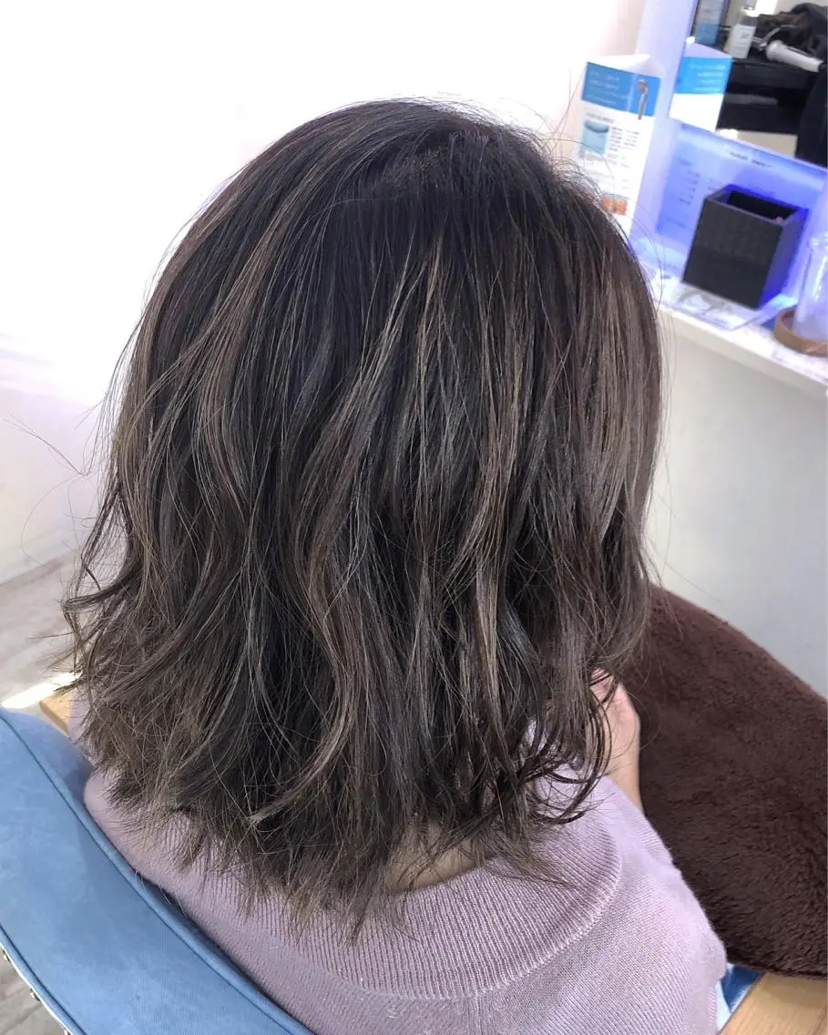ミディアム カラー ベージュカラー ハイライトカラー ハイライト 白井 つづりのヘアスタイル