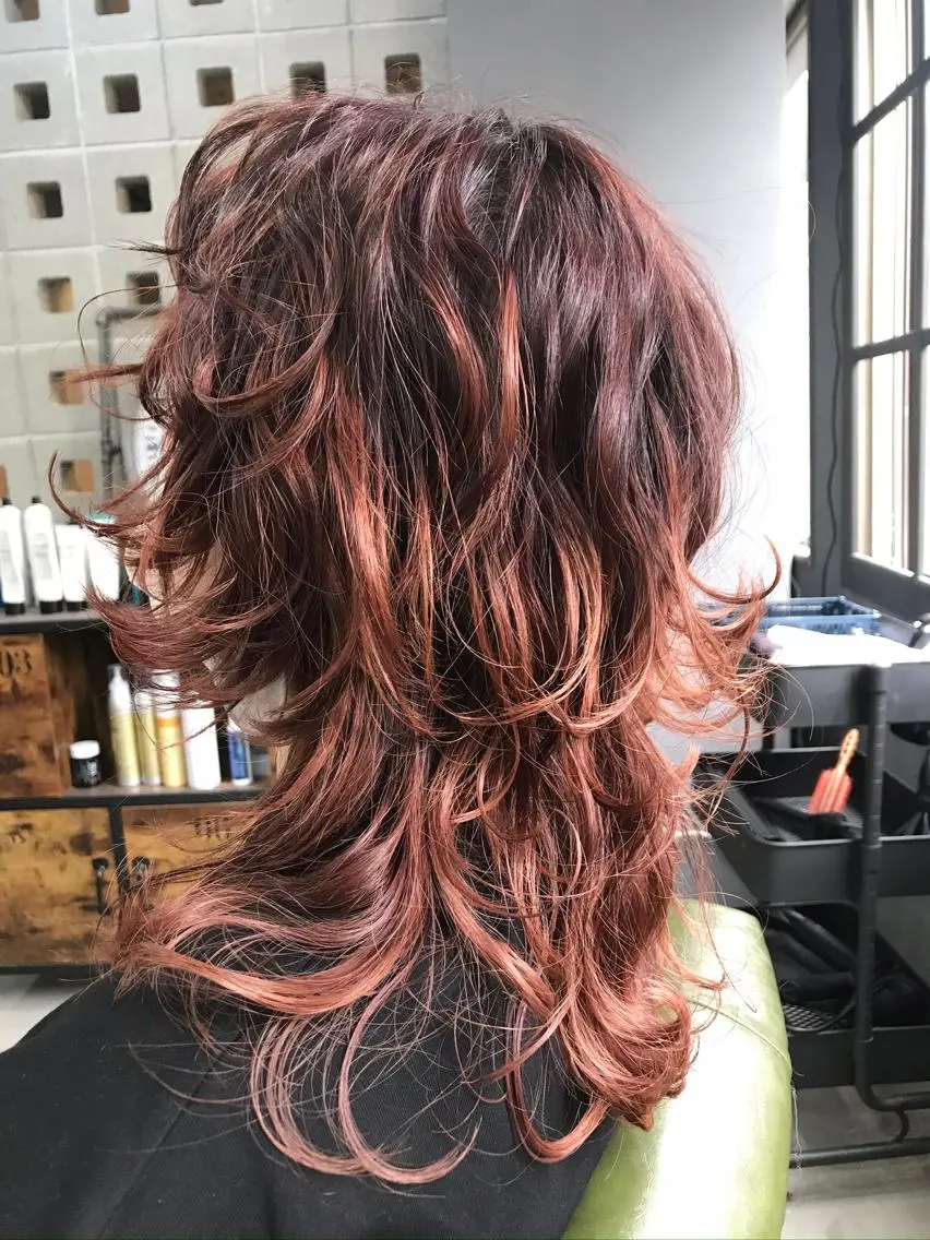ミディアム カラー レッドカラー バイオレットカラー ウルフカット カット ヘアカラー トリートメント LOARK🍒 ロアークヘアーのヘアスタイル