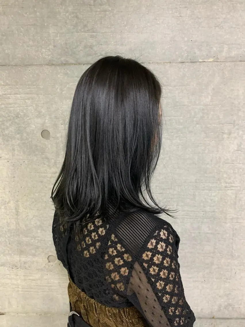 ミディアム カラー メンズ 黒髪 ブルーカラー ブルーブラック ブルージュ ネイビーカラー ヘアカラー トリートメント THE./ブリーチ 透感カラー/髪質改善のヘアスタイル