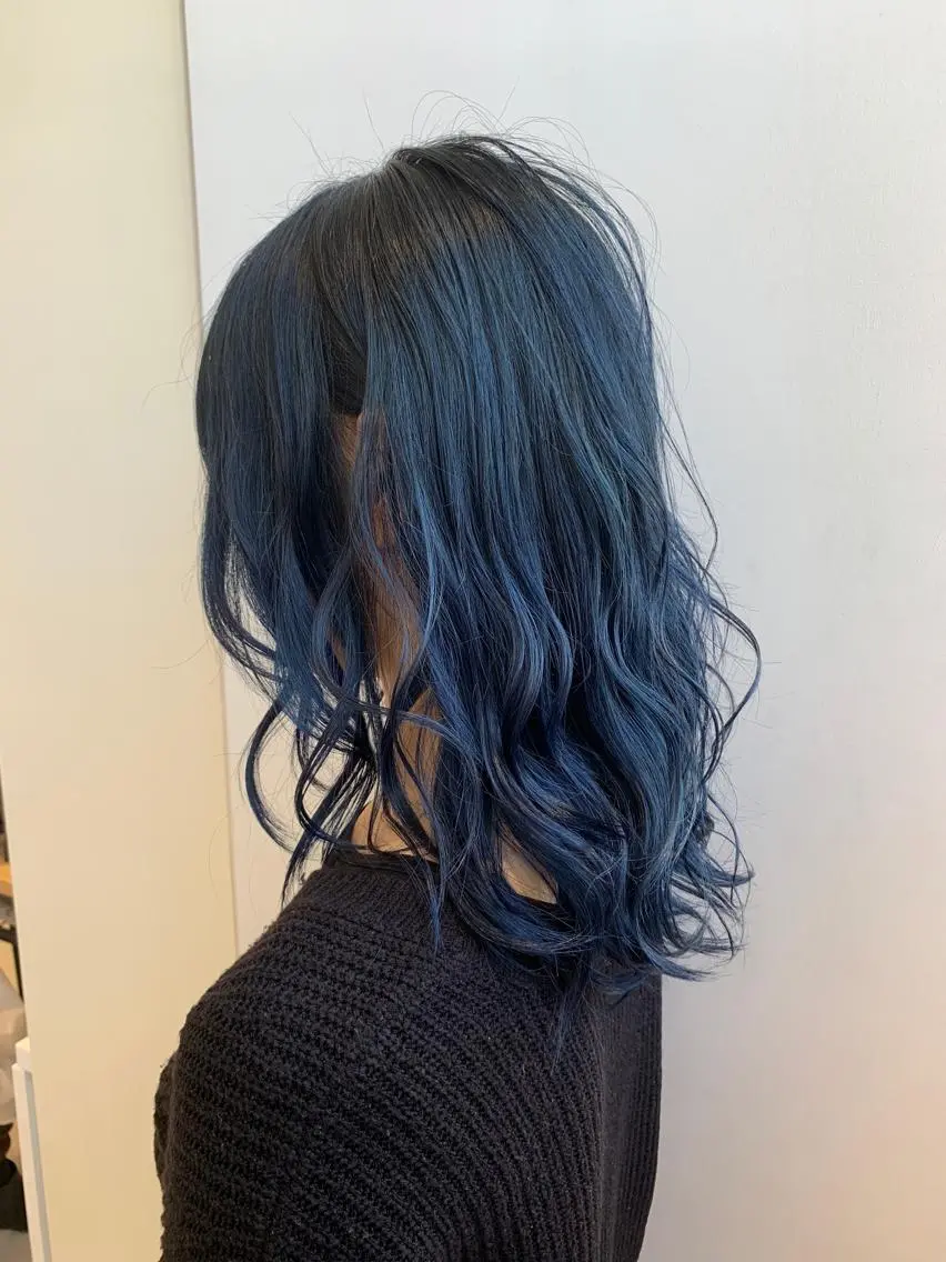 セミロング カラー ブリーチ ブルーカラー ケアブリーチ ネイビーカラー カット ヘアカラー トリートメント インナーエクステ渋谷 🦋KAJIのヘアスタイル