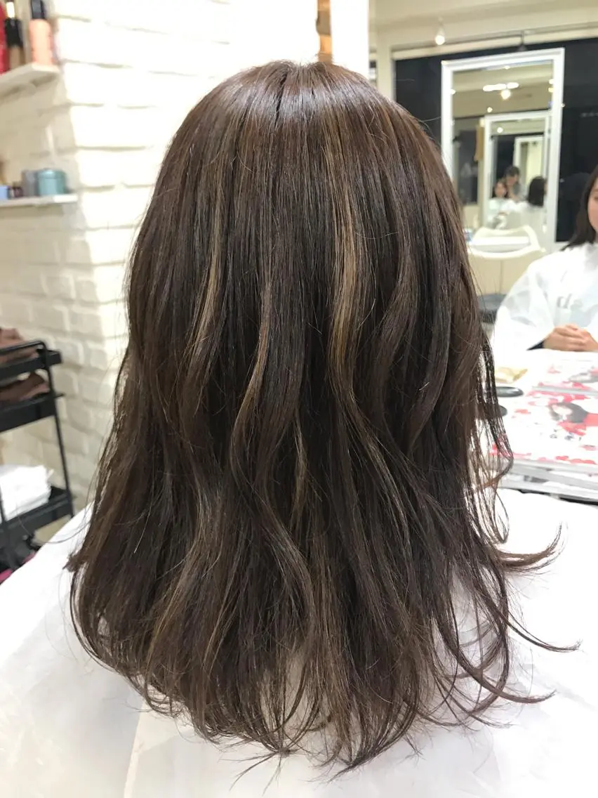 セミロング カラー ベージュカラー ハイライトカラー イルミナカラー ハイライト 【暖色カラー特化】 中山由梨のヘアスタイル