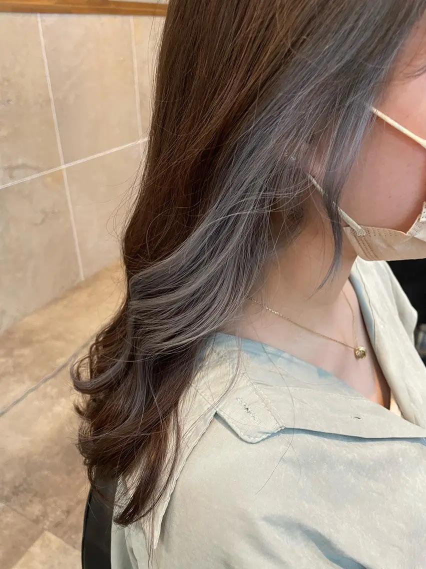 ロング ブリーチなしベージュ カラー佐藤華厘のヘアスタイル