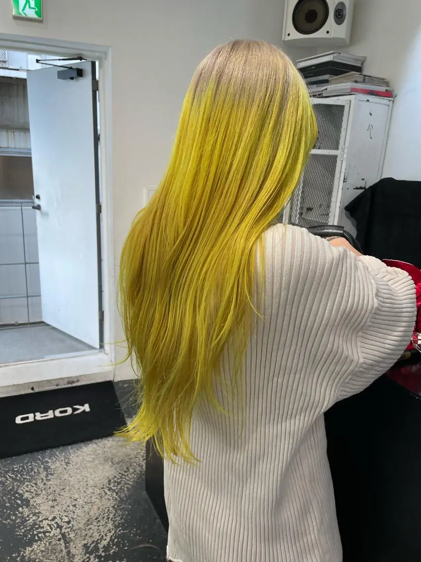 ロング カラー パーマ ヘアアレンジ メンズ キッズ ネイル マツエク・マツパ アイブロウ メンズブリーチ ブリーチ イエローカラー 黄色 カット ヘアカラー トリートメント 艶ハイトーン/ヘア アレンジAYAKAのヘアスタイル