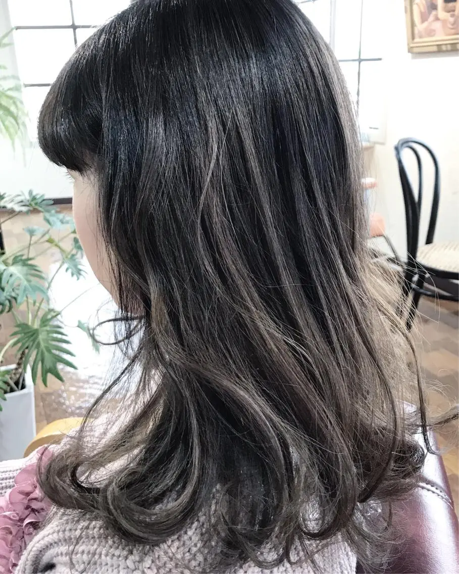 セミロング カラー グラデーションカラー グレージュ アイスグレージュ 外国人風カラー 大嶋 宏隆のヘアスタイル