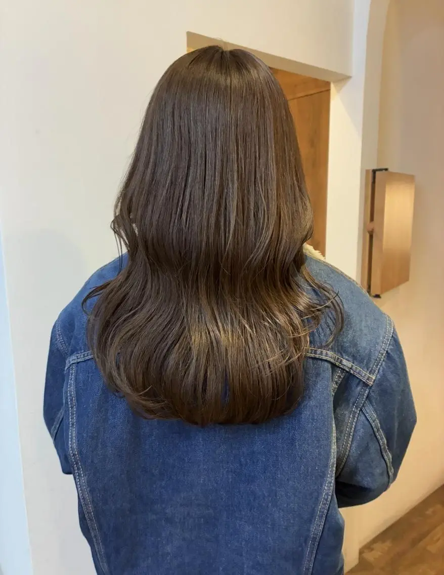 セミロング カラー 透明感カラー 髪質改善 似合わせカット ヘアカラー loty すずなのヘアスタイル