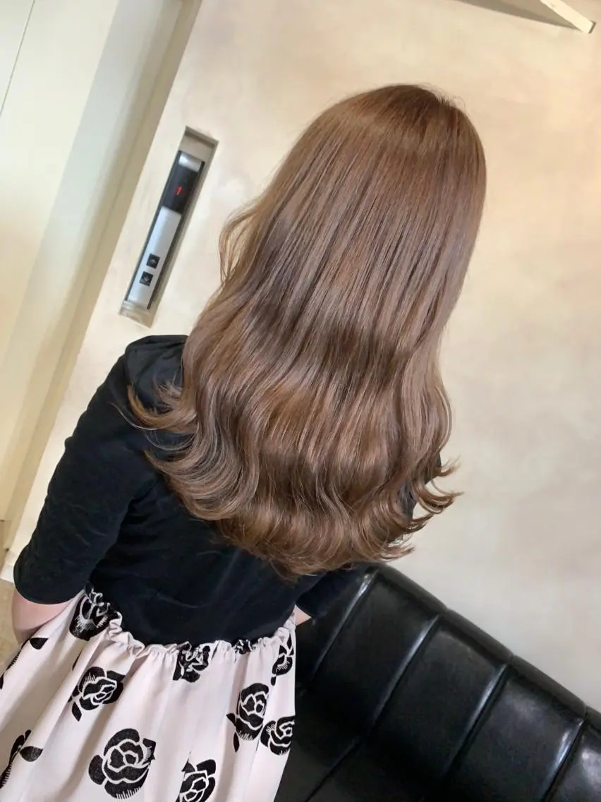 ロング カラー ベージュカラー ミルクティーベージュ ヘアカラー トリートメント トリートメント /カラー/NAOKIのヘアスタイル
