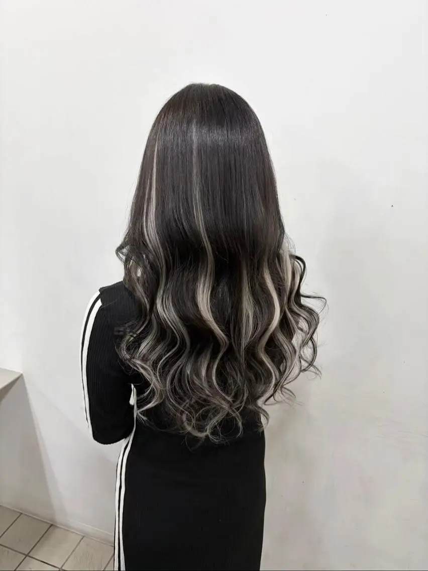 ロング ヘアアレンジ カラー シールエクステ 黒髪 ブリーチ デザインカラー ダブルカラー エクステ¥5000 LuciAカラーのヘアスタイル