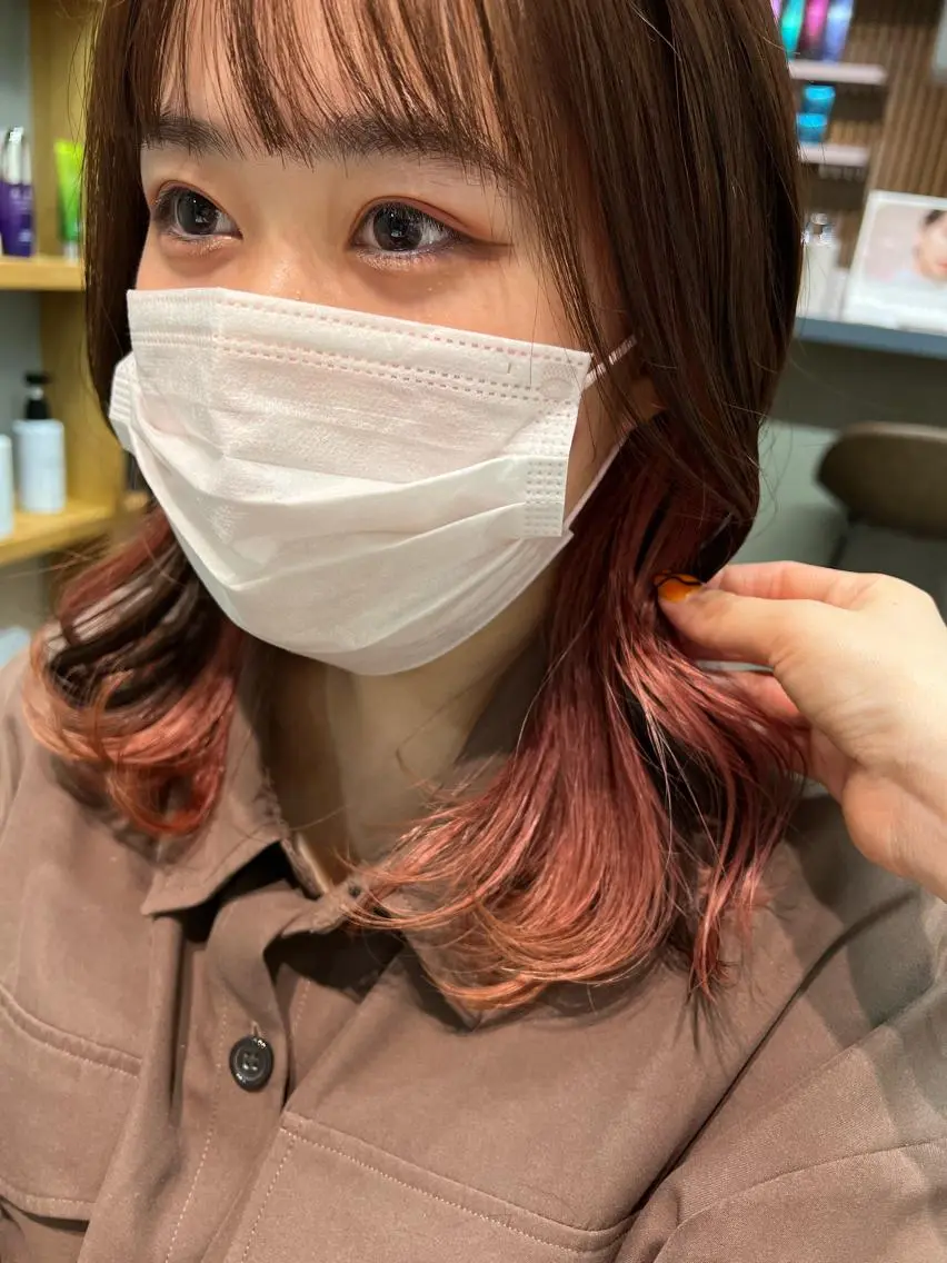 ミディアム カラー ヘアアレンジ インナーカラー ピンクカラー サナ🌱 切りっぱなしボブのヘアスタイル
