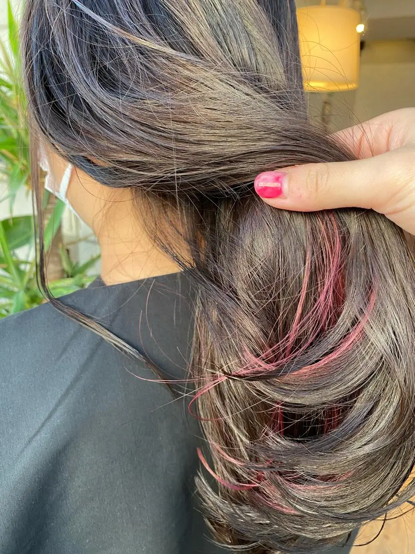 ロング カラー ヘアカラー 塩澤 榛奈のヘアスタイル