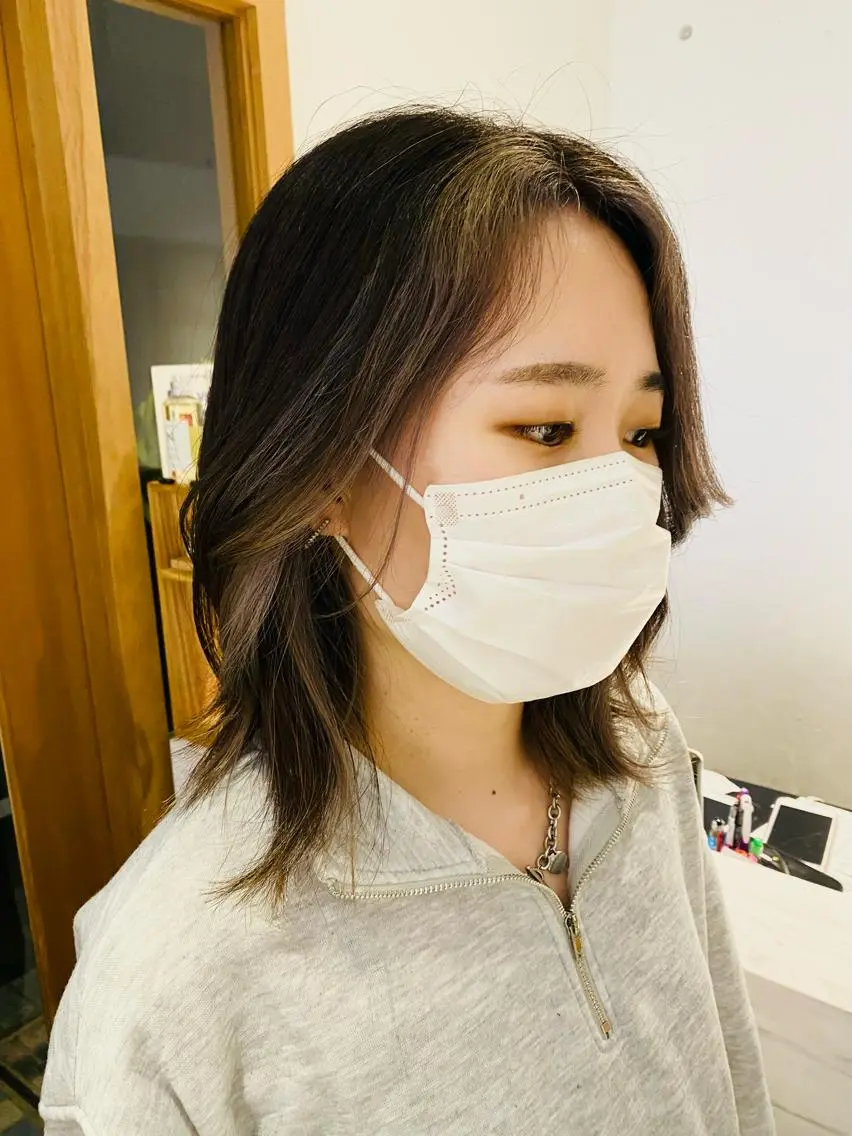 ミディアム カラー ミストバング ダークグレー  フェイスフレーミング シルバー AiRU hair RIRIKOのヘアスタイル