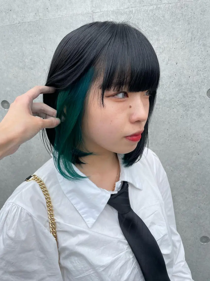 セミロング カラー インナーカラー 推し ブリーチ  髪質改善のヘアスタイル