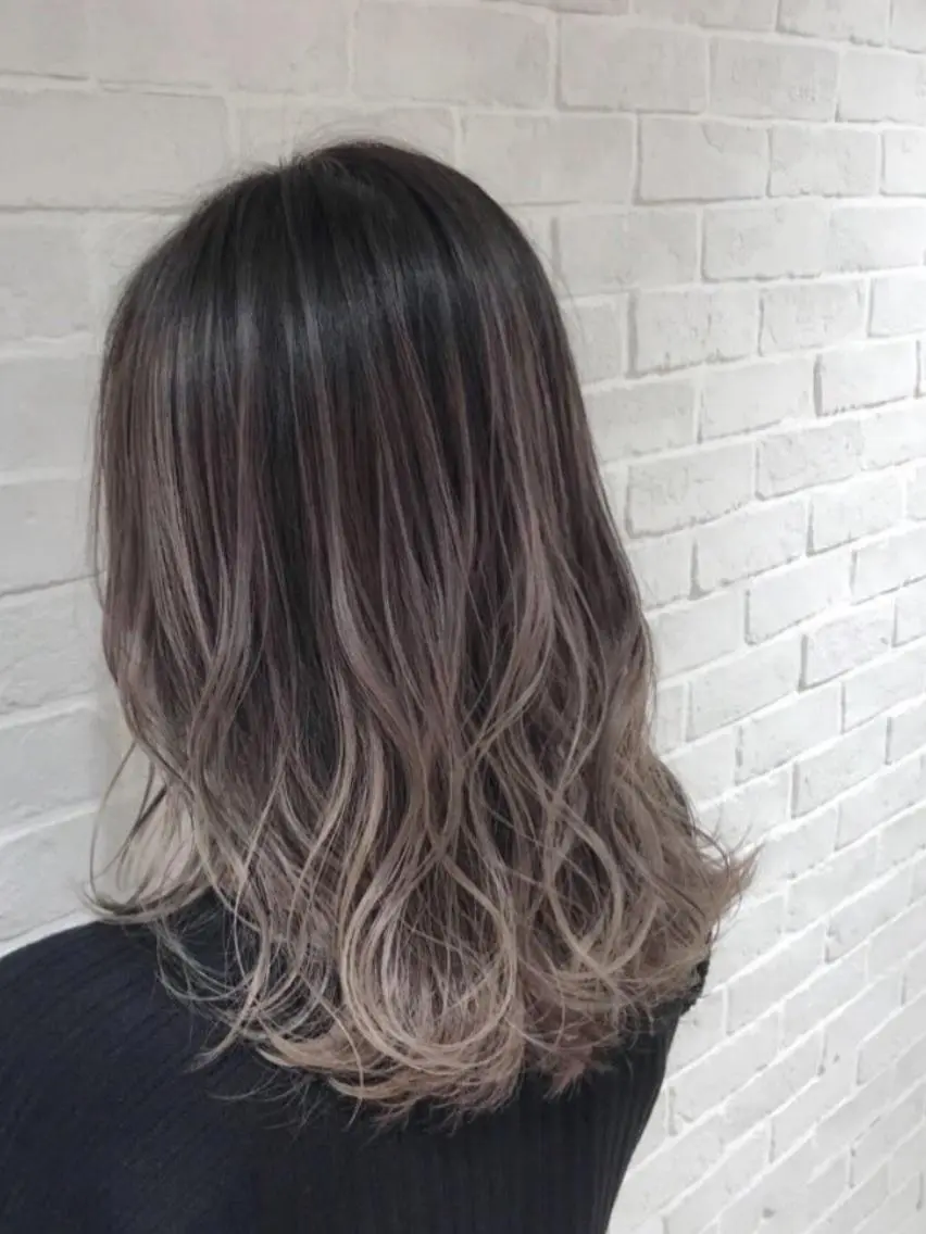 セミロング カラー バレイヤージュ レイヤーカット ブリーチカラー🌈 嘉名 真樹のヘアスタイル
