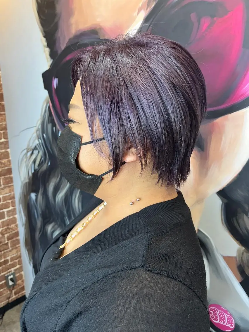 ショート カラー パーマ ヘアアレンジ メンズ キッズ ネイル マツエク・マツパ アイブロウ アッシュ バイオレットカラー ショートヘア ショートネイル 久木原 ゆりのヘアスタイル