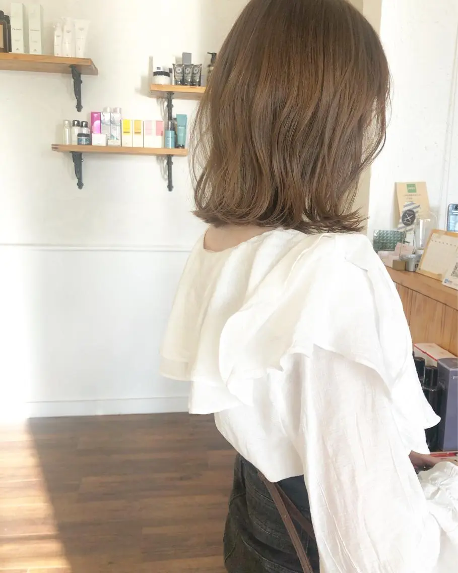 ミディアム カラー ベージュカラー ブリーチ ミルクティーベージュ ブリーチなしカラー ヘアカラー 江原 彩華のヘアスタイル