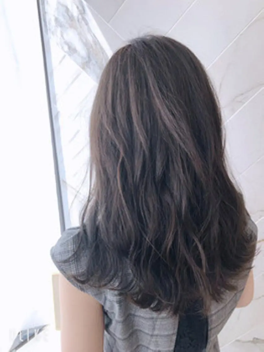 セミロング カラー アッシュ オリーブアッシュ 藤田 歩美のヘアスタイル