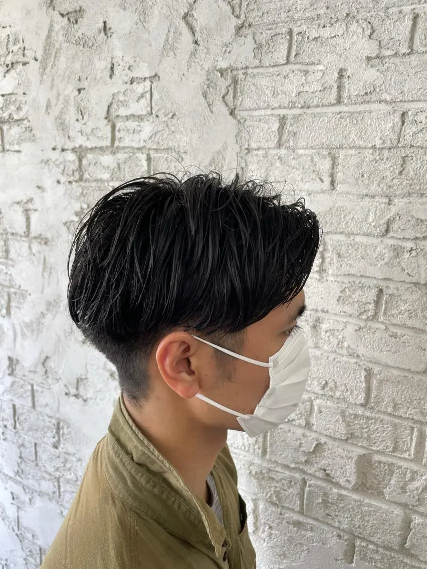 ショート パーマ メンズ センターパート メンズパーマ ニュアンスパーマ ブリーチ特化 ハイトーンRYOYAのヘアスタイル