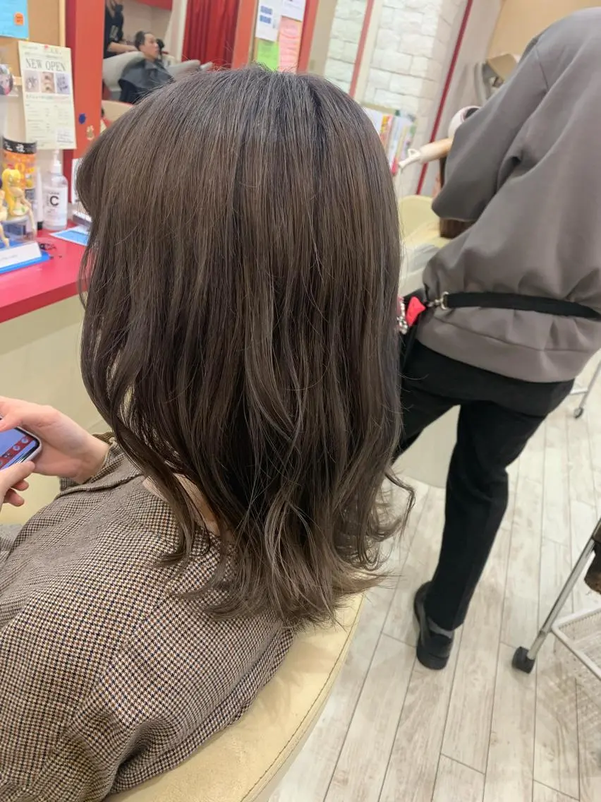 ミディアム カラー ヘアアレンジ グレージュ 今村公介 ブリーチ特化、派手髪のヘアスタイル
