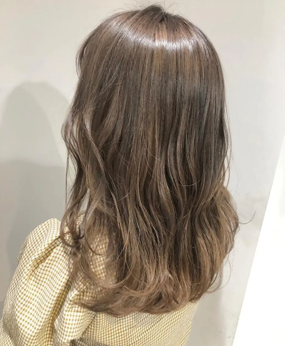 ミディアム カラー ベージュカラー ブリーチ ミルクティーベージュ カット ヘアカラー トリートメント scene. haraのヘアスタイル