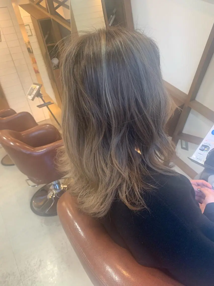 カラー バレイヤージュ ブリーチ 吉田 茉生のヘアスタイル
