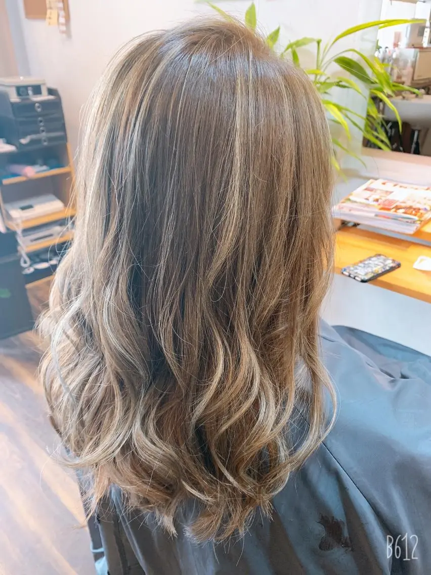 ロング カラー ハイライトカラー ハイライト 石川 奈緒子のヘアスタイル