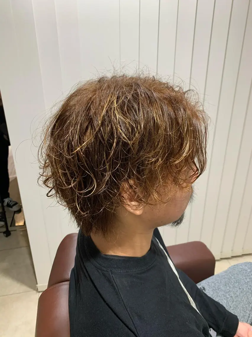 ミディアム カラー パーマ メンズ ミディアムパーマ メンズハイライト メンズパーマ ハイライトカラー ハイライト 鵜飼 真伍のヘアスタイル