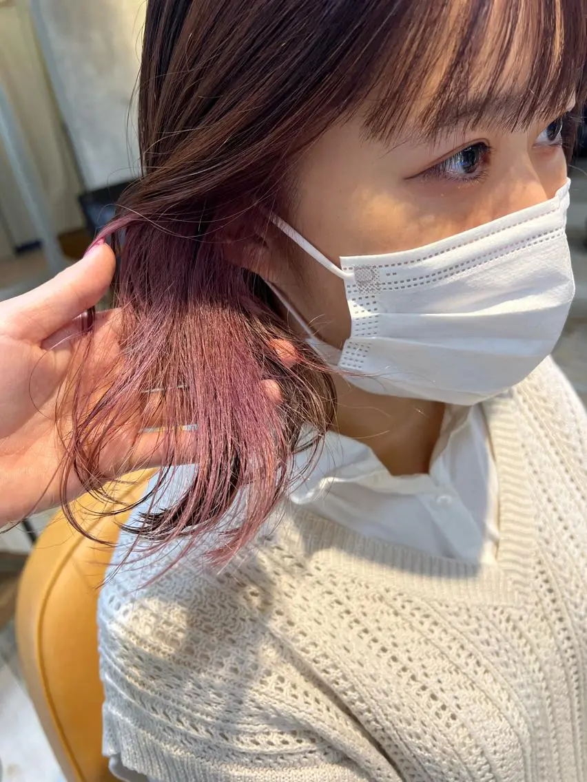 ミディアム カラー ヘアアレンジ 切りっぱなしボブ イヤリングカラー インナーカラー ピンクカラー ボブ カット ヘアカラー トリートメント サナ🌱 切りっぱなしボブのヘアスタイル
