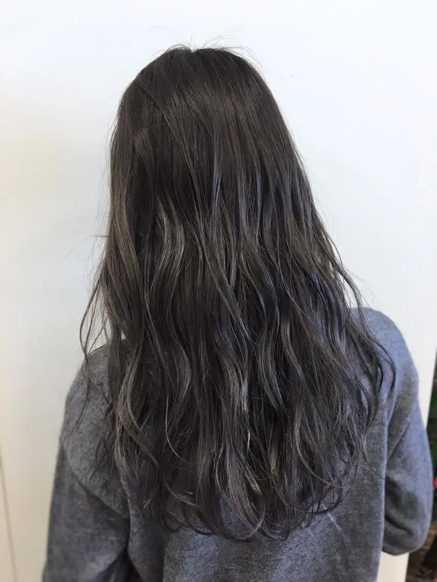 セミロング カラー ブリーチ グレージュ ケアブリーチ 坪井佑樹のヘアスタイル