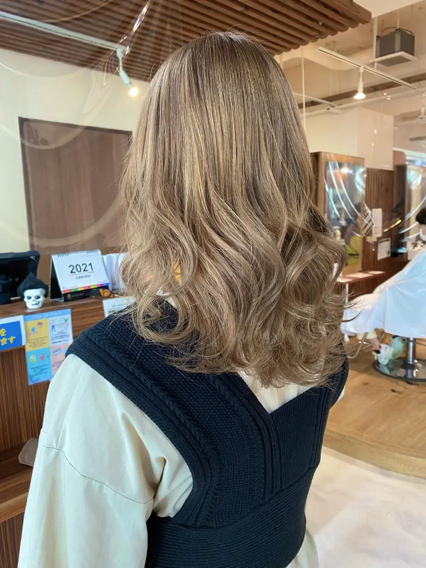 セミロング カラー ベージュカラー 白髪ぼかし バレイヤージュ志鎌のヘアスタイル
