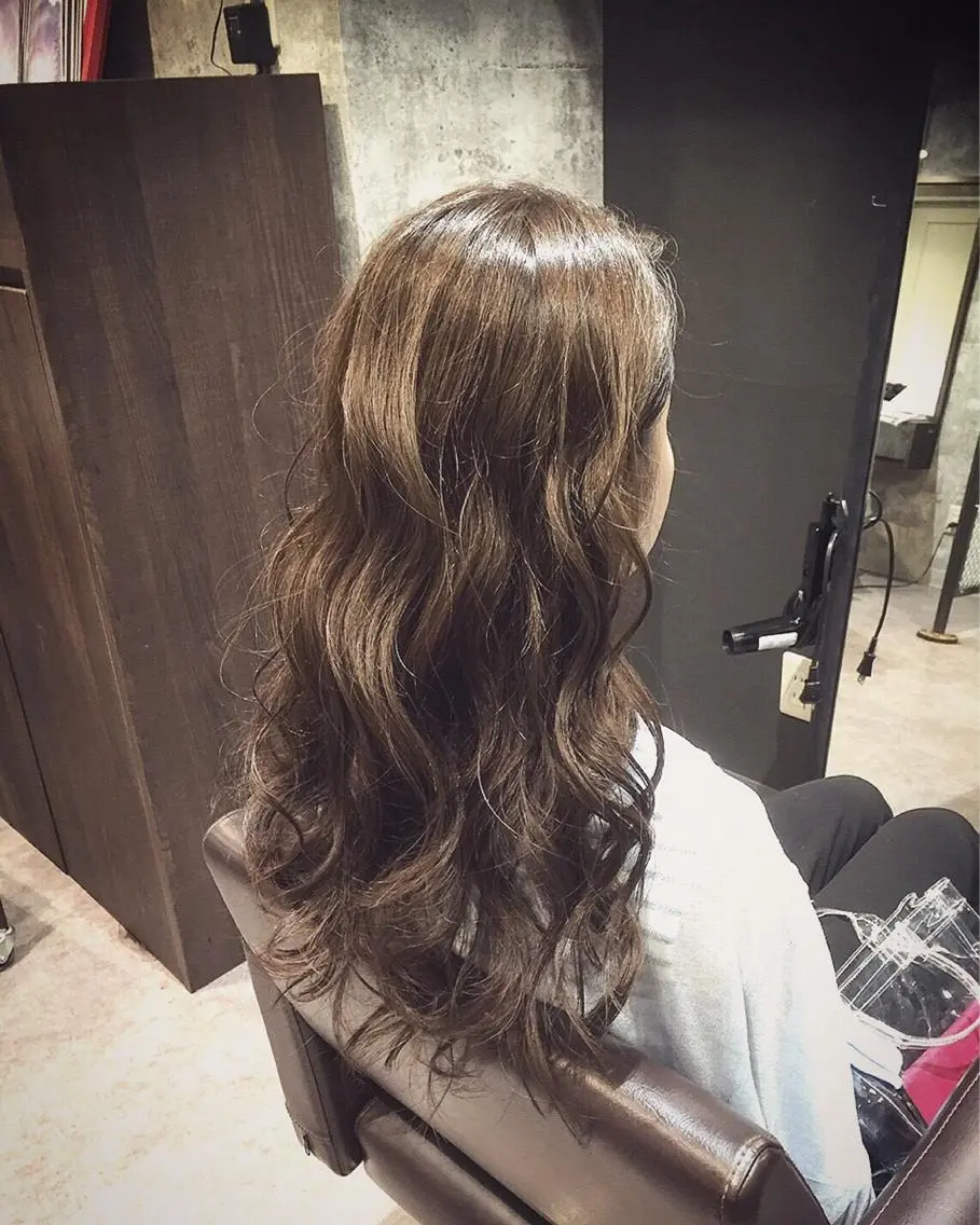 セミロング カラー イルミナカラー ハイトーンブリーチ 土坂 由志【京都】のヘアスタイル