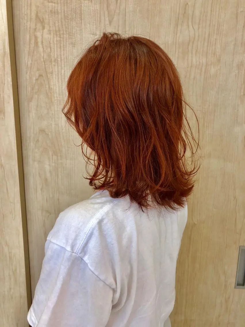 ミディアム カラー オレンジ カット ヘアカラー パーマ 岩田 萌那のヘアスタイル