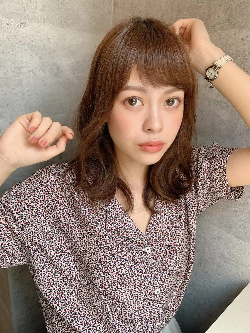 ミディアム ボブ 斜めバング 外国人風カラー 伸ばしかけ ハイライト _WHITE鳳店 アンダーバーホワイトのヘアスタイル