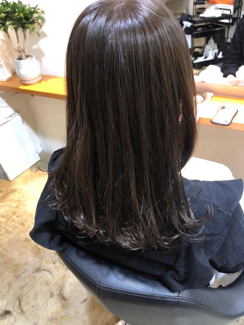 セミロング カラー カット ヘアカラー トリートメント MIOベージュカラー 柔らかいカラーのヘアスタイル