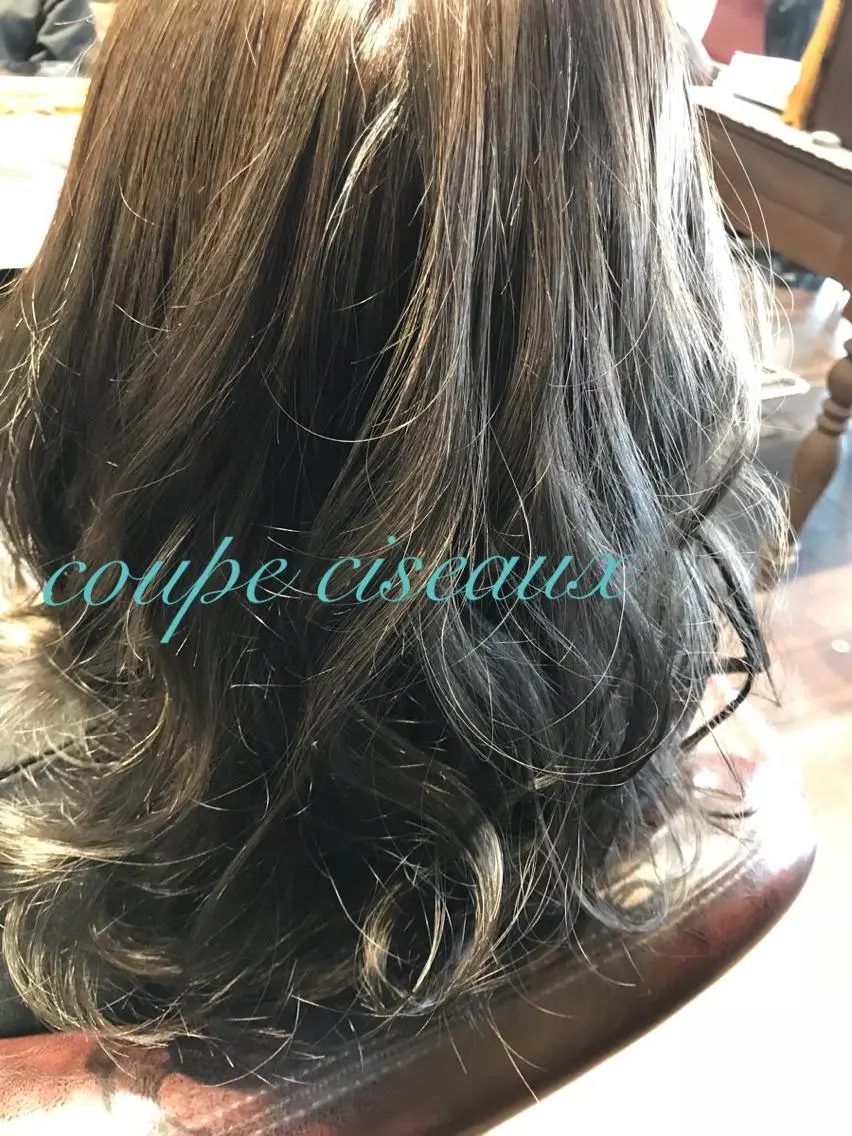 ミディアム カラー 透明感カラー ダブルカラー シルバー coupe ciseauxのヘアスタイル