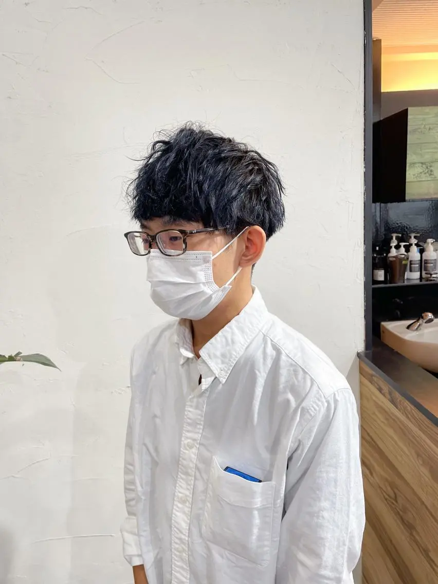 ショート カラー メンズ メンズブリーチ マッシュ ツーブロック 刈り上げ 黒髪 かんばら りょーいのヘアスタイル