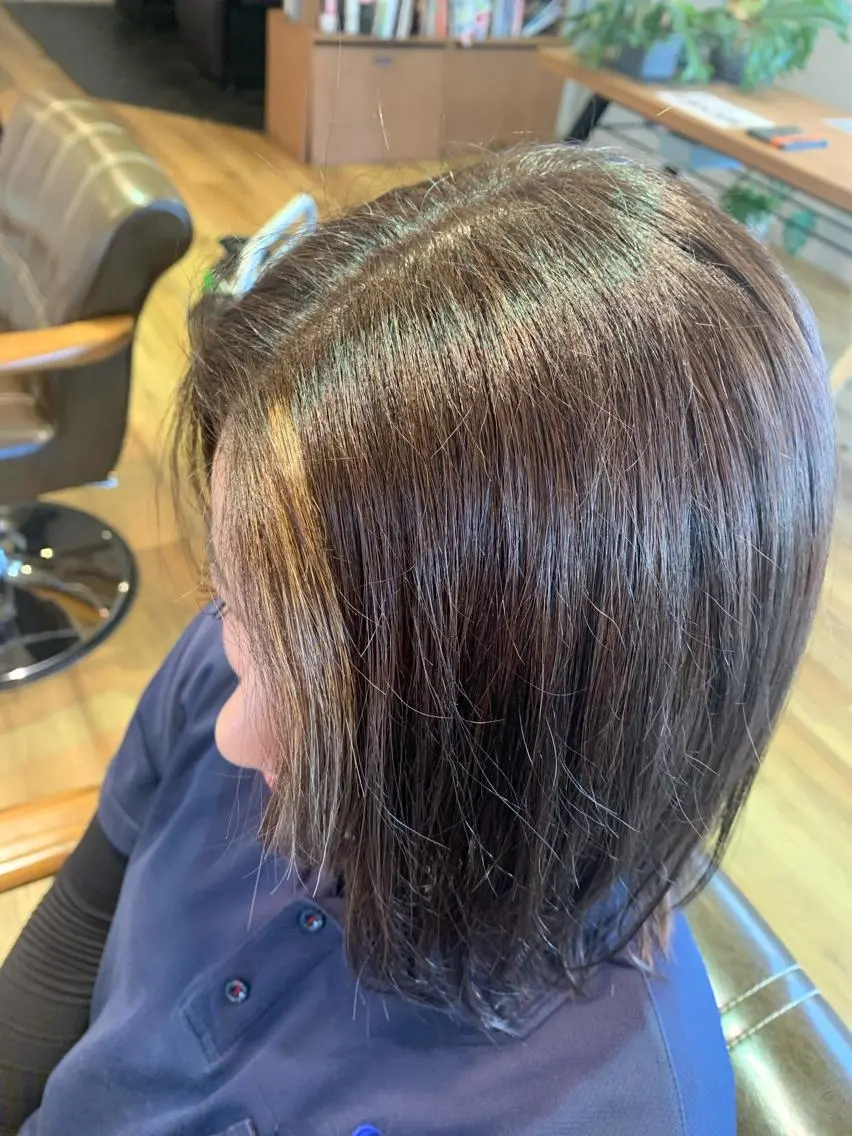 セミロング カラー グレージュ ハイライトカラー ミント ハイライト ツキダテ ユイのヘアスタイル