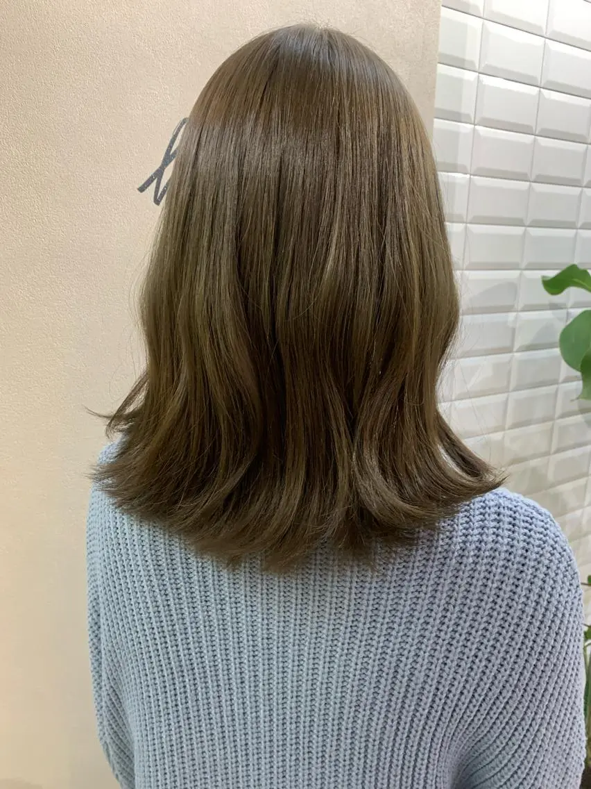 セミロング カラー ブリーチ グレージュ ブリーチなしカラー オリーブグレージュ オリーブグレー hubhair レイヤー/透明感のヘアスタイル