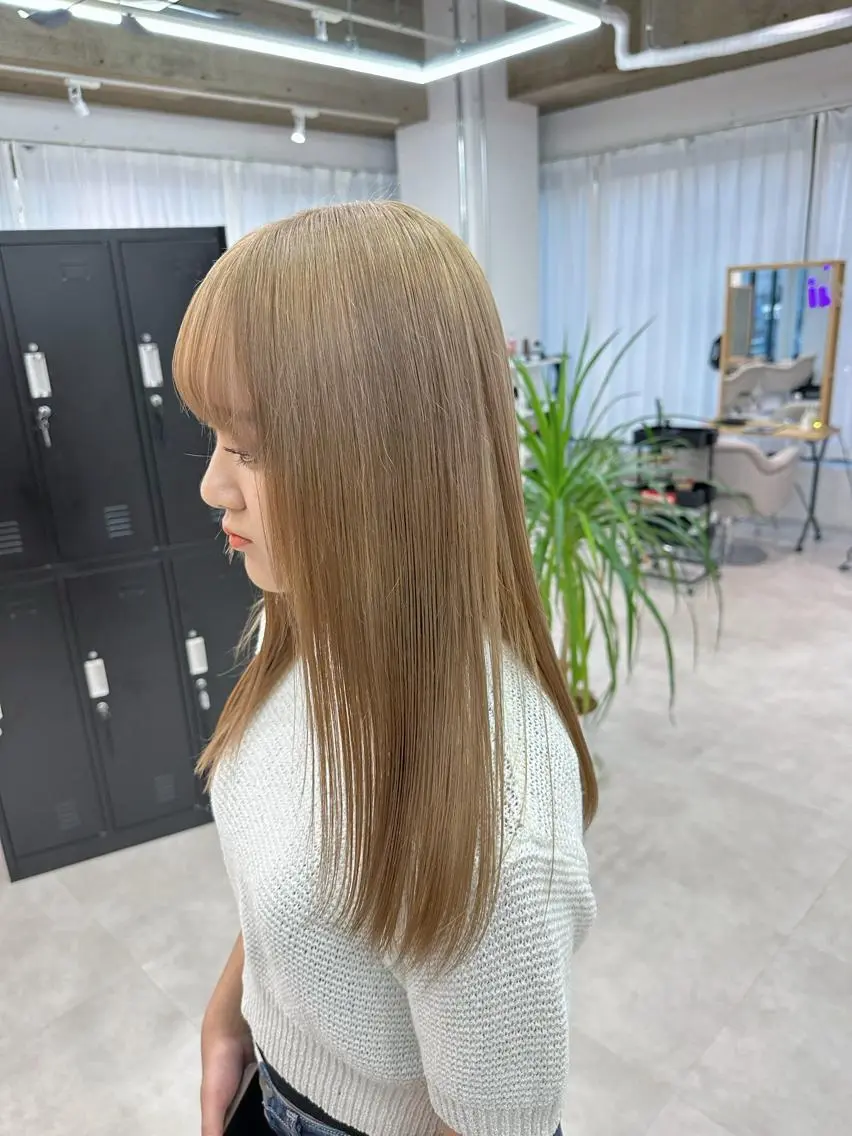 ロング カラー ブリーチ ヒラ マツのヘアスタイル