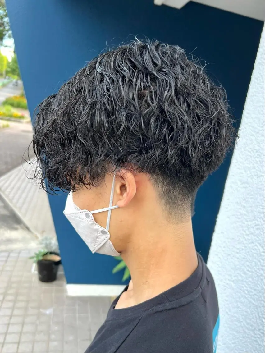 ショート パーマ ヘアアレンジ メンズ センターパート メンズパーマ メンズツイストパーマ ツイストスパイラルパーマ 波巻きパーマ メンズパーマ職人 加藤 弘貴のヘアスタイル